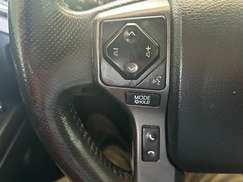 Used 2017 Toyota Tacoma TRD Off-Road image 9