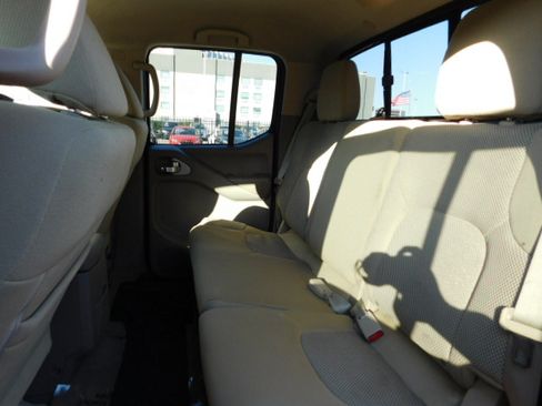 Used 2019 Nissan Frontier SV image 17