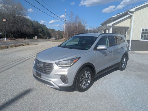 Used 2017 Hyundai Santa Fe SE image 1