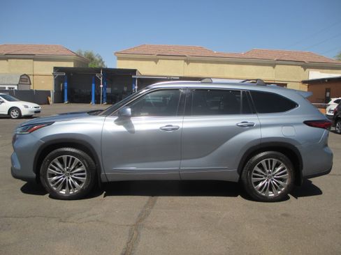 Used 2021 Toyota Highlander AWD Platinum V6 image 1