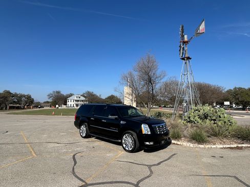 Used 2013 Cadillac Escalade ESV Premium image 8