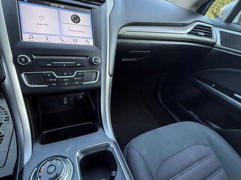 Used 2017 Ford Fusion SE image 18