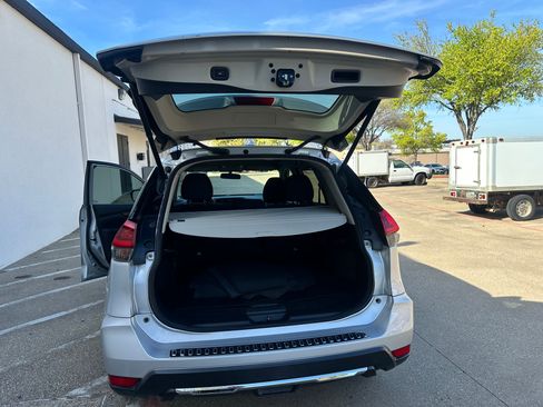 Used 2018 Nissan Rogue SV image 3