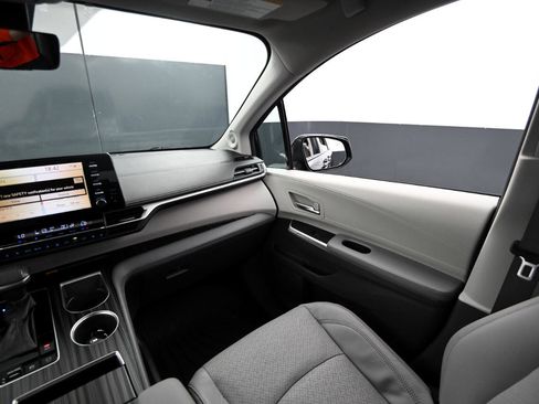 Used 2022 Toyota Sienna Limited image 23
