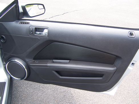 Used 2011 Ford Mustang GT Premium image 18