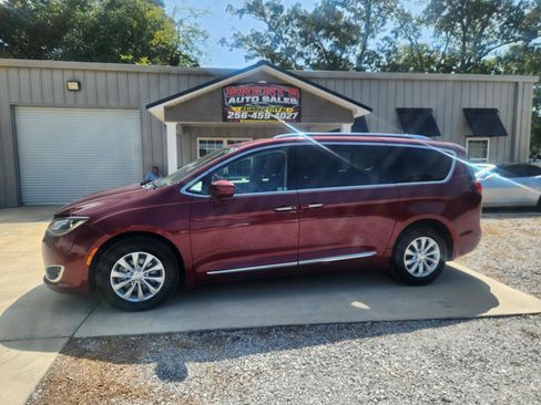Used 2018 Chrysler Pacifica Touring-L FWD image 1