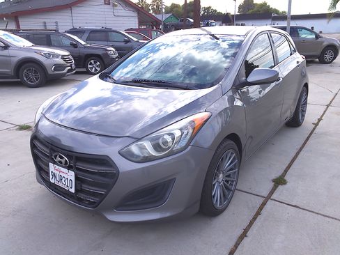 Used 2017 Hyundai Elantra GT image 2