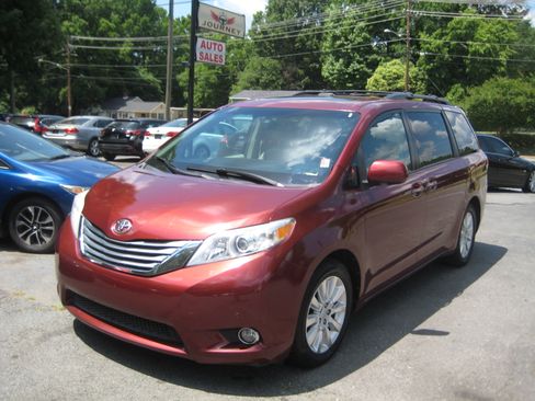 Used 2011 Toyota Sienna XLE Limited image 1