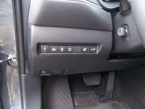 Used 2024 Toyota Venza Limited image 10