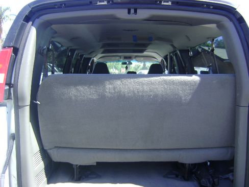Used 2007 Chevrolet Express 3500 Extended Passenger RWD image 9