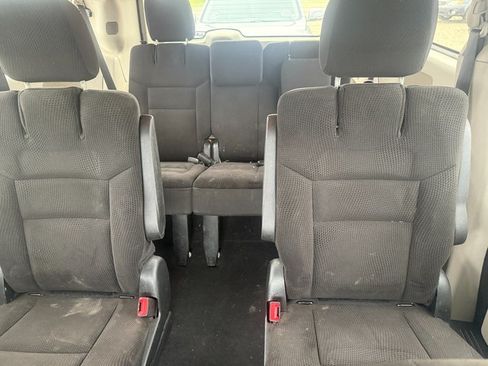 Used 2017 Dodge Grand Caravan SE image 6