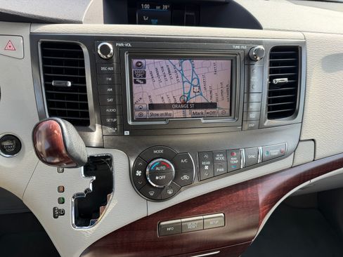 Used 2011 Toyota Sienna XLE image 9