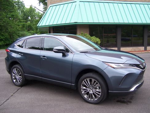 Used 2024 Toyota Venza Limited image 2