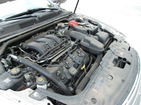 Used 2018 Ford Taurus SE FWD image 36