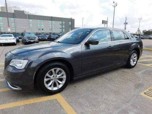Used 2021 Chrysler 300 Touring image 4