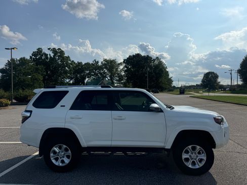 Used 2021 Toyota 4Runner 4WD SR5 Premium image 3