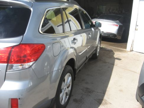 Used 2011 Subaru Outback 2.5i Limited AWD/4WD image 4