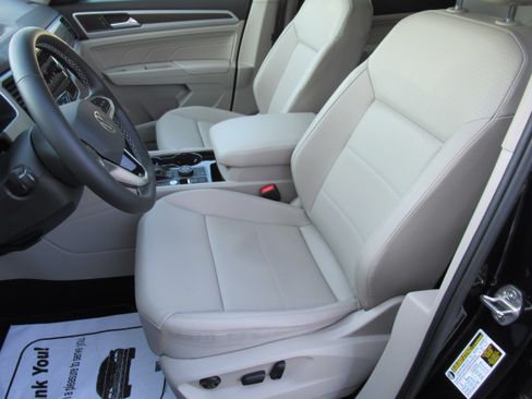 Used 2022 Volkswagen Atlas SE w/ Technology Package image 16