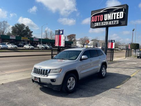 Used 2013 Jeep Grand Cherokee Laredo image 1