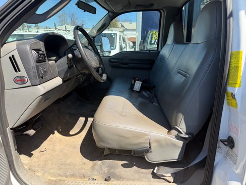 Used 2005 Ford F550 image 9