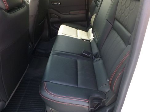 Used 2024 Nissan Frontier 4x4 Crew Cab image 23