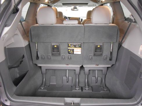 Used 2019 Toyota Sienna XLE Premium FWD image 15