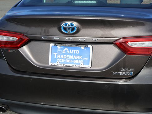 Used 2018 Toyota Camry XLE image 11