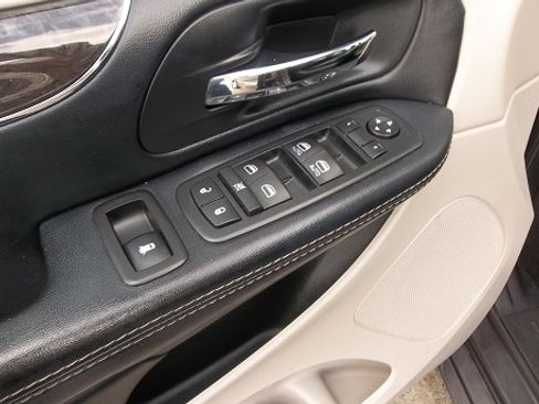 Used 2016 Chrysler Town & Country Touring-L image 9