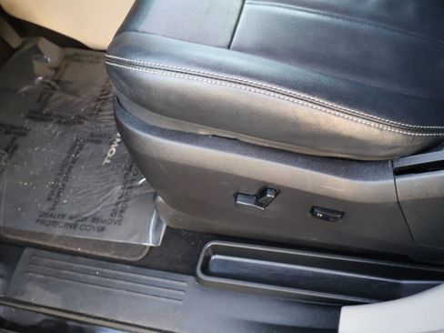 Used 2016 Chrysler Town & Country Touring image 21