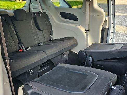 Used 2024 Chrysler Voyager LX image 14