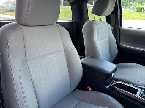 Used 2019 Toyota Tacoma image 14