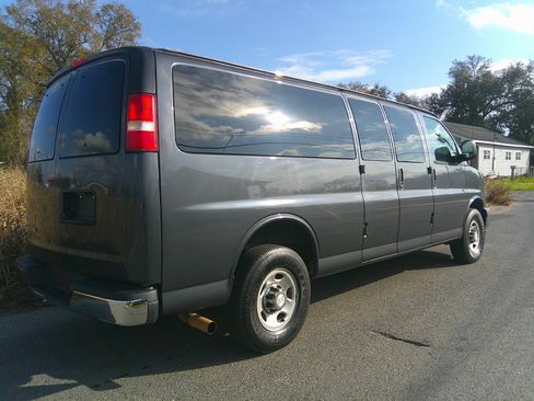 Used 2017 Chevrolet Express 3500 LS Extended Passenger RWD image 5