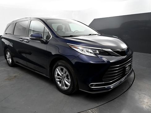 Used 2022 Toyota Sienna Limited image 9