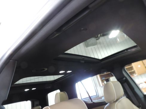 Used 2023 Chevrolet Traverse Premier image 23