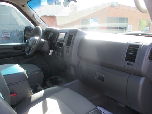 Used 2016 Nissan NV 3500 SV image 3