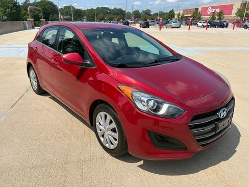 Used 2017 Hyundai Elantra GT Hatchback FWD image 4