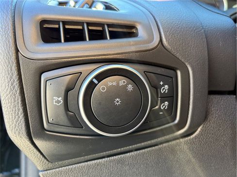Used 2015 Ford Focus SE image 24