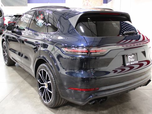 Used 2022 Porsche Cayenne Platinum Edition AWD/4WD image 3