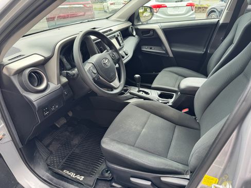 Used 2018 Toyota RAV4 AWD LE image 7