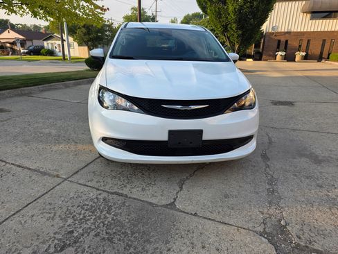 Used 2022 Chrysler Voyager LX image 3