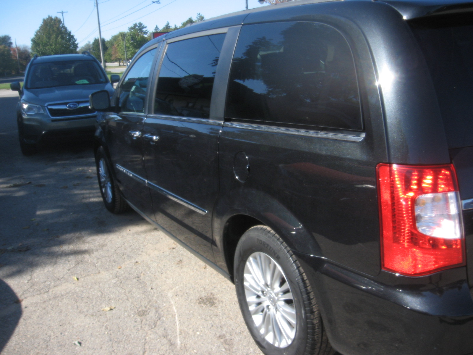 Used 2015 Chrysler Town & Country Touring-L FWD image 6