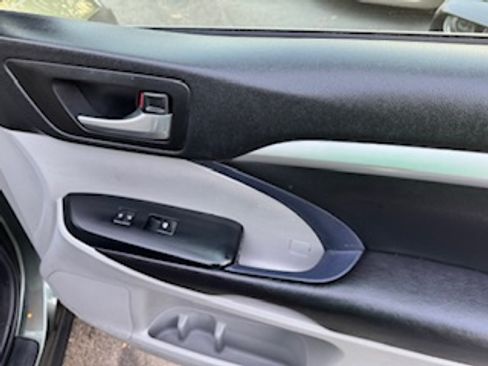 Used 2017 Toyota Highlander XLE image 16