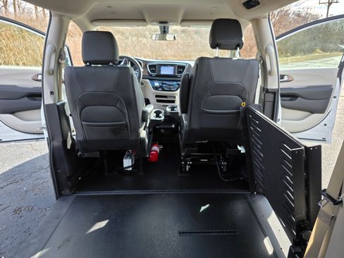 Used 2022 Chrysler Voyager LX image 16