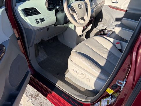 Used 2013 Toyota Sienna XLE image 9