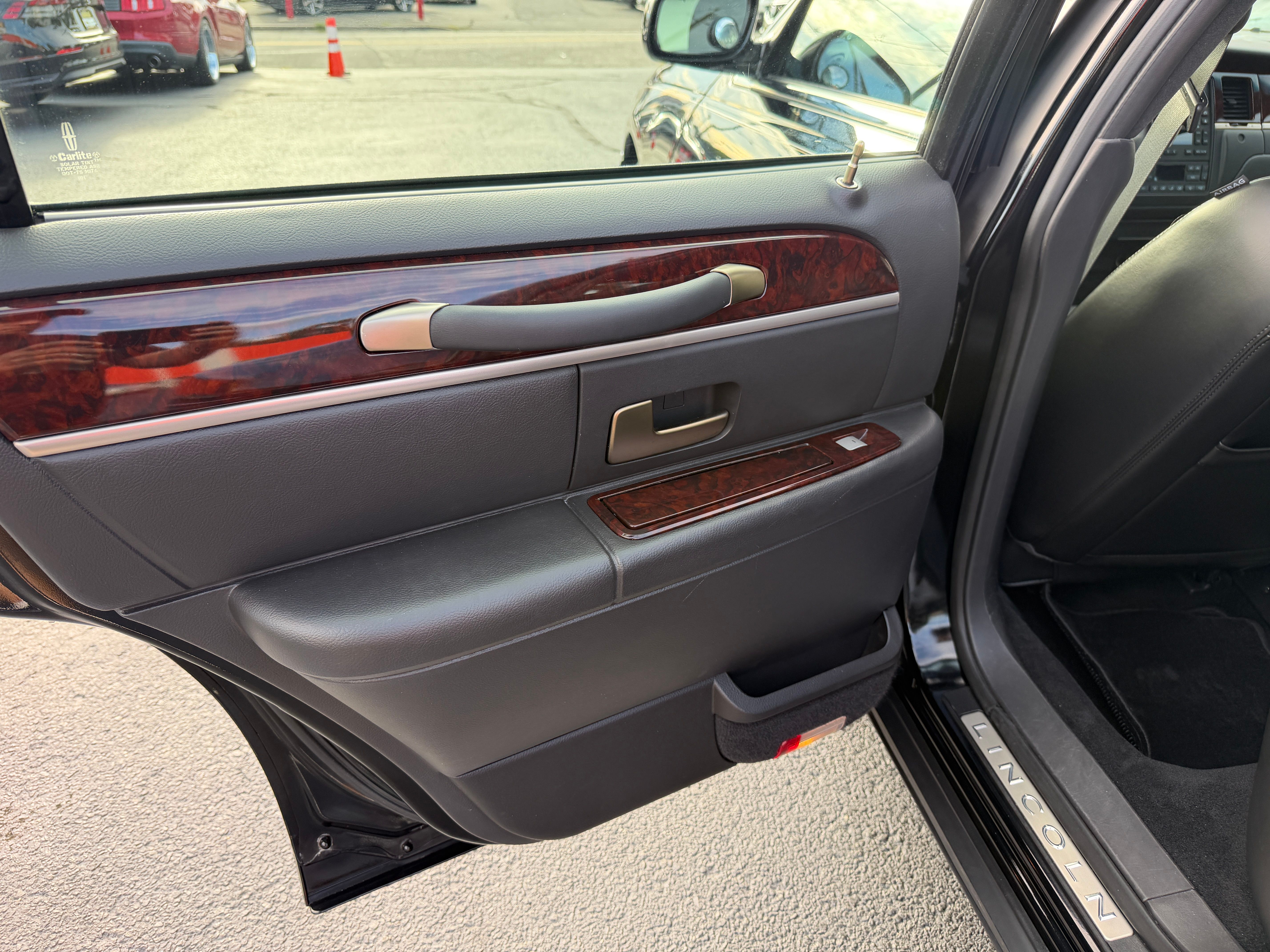 Used 2009 Lincoln Town Car Signature Limited RWD image 14