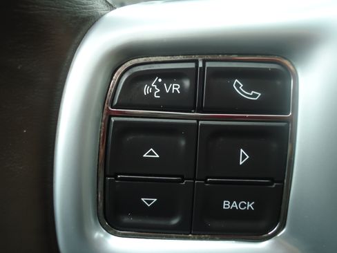 Used 2014 Chrysler Town & Country Touring image 17