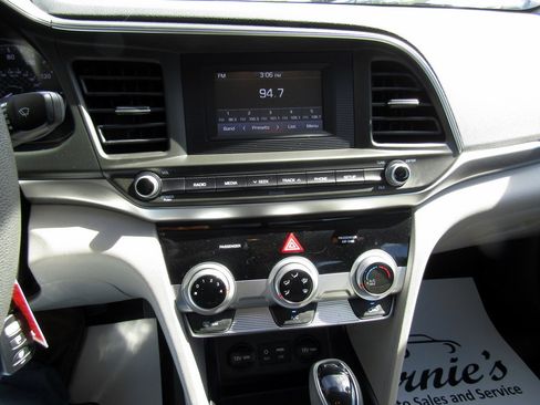 Used 2019 Hyundai Elantra SE image 21