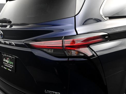 Used 2022 Toyota Sienna Limited image 18
