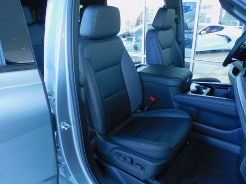 Used 2025 Chevrolet Suburban Z71 image 25