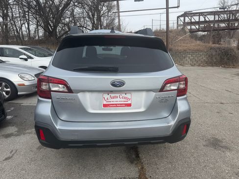 Used 2019 Subaru Outback 2.5i Premium image 2